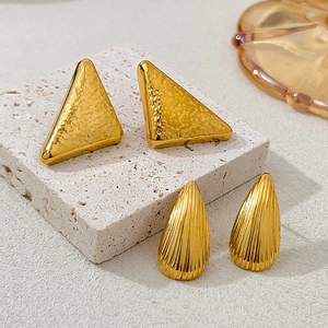Boucles d'oreilles dorées en acier inoxydable à texture martelée et rayures fines