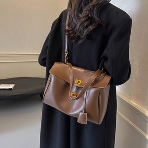 Sac fourre-tout en daim marron avec double verrous dorés et bandoulière pour le bureau