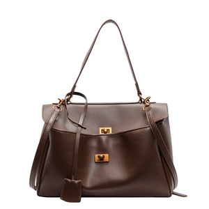 Sac fourre-tout en cuir marron avec verrous dorés et bandoulière réglable élégante