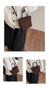 Détail du mini sac seau mat marron foncé avec poignées cylindriques et bandoulière
