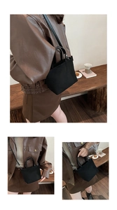 Détails du sac seau noir minimaliste avec texture mate et boucles en métal argenté