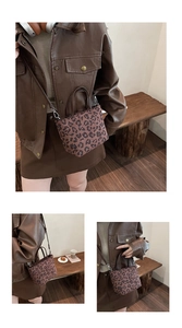 Détail du sac seau à motif léopard avec bandoulière amovible et poignée haute