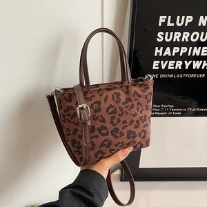 Sac seau chic à imprimé léopard avec doubles poignées et bandoulière réglable