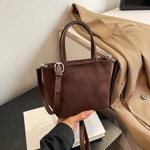 Sac seau marron en simili daim avec anses rondes et bandoulière amovible