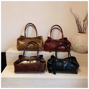 Dettaglio di quattro borse tote vintage in pelle cerata in vari colori retrò chic