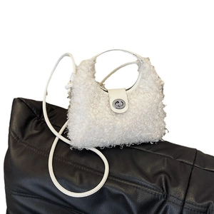 Sac bandoulière blanc en peluche teddy avec finitions cuir et fermoir rotatif argenté