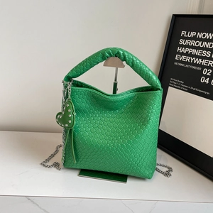 Sac Seau Rétro En Cuir PU Tissé Pour Femmes Mode Grande Capacité Sac À Main Bandoulière Avec Pendentif Coeur Chaîne Argentée
