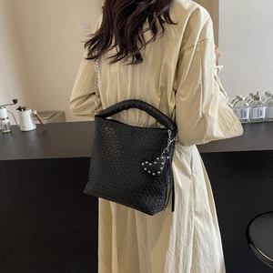 Sac seau chic noir à motif crocodile avec bandoulière chaîne et poignée tressée femme