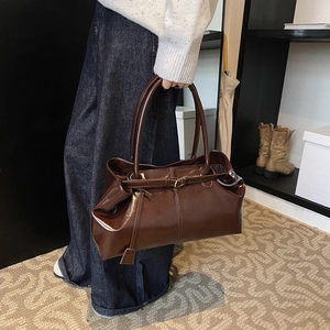 Grande borsa tote retrò in pelle lucida marrone scuro con fibbia decorativa donna