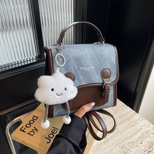 Zaino retrò in denim blu e pelle marrone con ciondolo a nuvola per donna