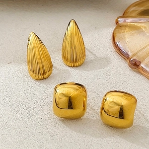 Boucles d'oreilles rayées en forme de larme et carrées en acier doré 18 carats