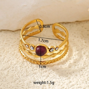 Detailed dimensions of gold vintage ring with purple gemstone and size markers