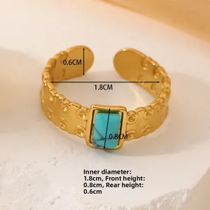 Détail d'une bague réglable en acier doré 18k avec turquoise et mesures précises