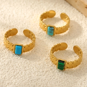 Lot de trois bagues bohèmes vintage avec pierres turquoises et anneaux en or 18k