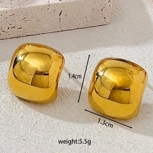 Vue détaillée de boucles d'oreilles carrées dorées, dimensions 1,4cm par 1,3cm et poids 5,5g
