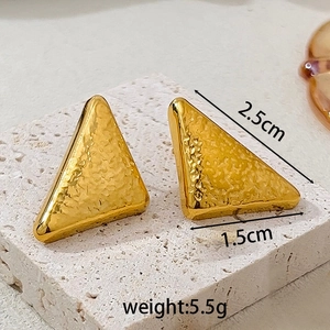 Détail de boucles d'oreilles triangles dorées martelées avec taille 2.5cm et poids 5.5g