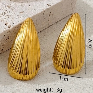 Détail macro de boucles d'oreilles gouttes dorées avec texture plissée et mesures
