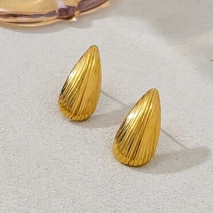 Boucles d'oreilles gouttes dorées avec élégante texture plissée et finition en métal