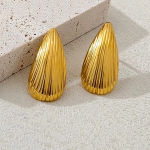 Boucles d'oreilles dorées en forme de goutte d'eau avec texture nervurée sur pierre