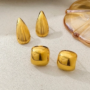Boucles d'oreilles chic en acier doré avec texture rayée verticale et clous carrés