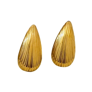 Élégantes boucles d'oreilles goutte dorées avec plis verticaux sur fond blanc épuré