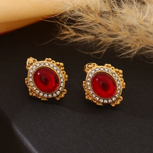 Boucles d'oreilles baroques en titane doré 18K avec gemme rouge et halo de cristaux