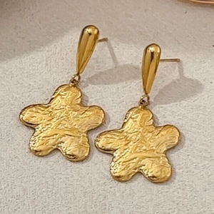 Elegant gold titanium steel petal earrings with hammered texture and teardrop studs