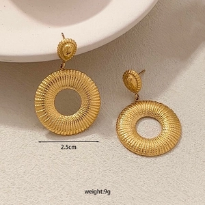 Vue détaillée de boucles d'oreilles dorées à texture radiale et mesures de taille