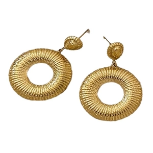 Boucles d'oreilles rondes dorées 18K au design rétro avec motif radial texturé