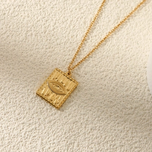 Collier doré vintage français avec pendentif carré œil protecteur et finition texturée
