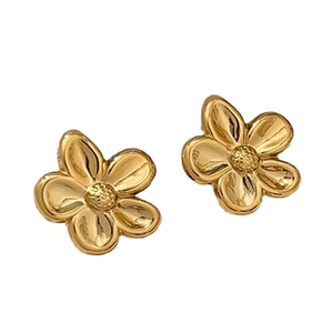 Boucles d'oreilles fleurs dorées minimalistes avec cinq pétales et centre texturé