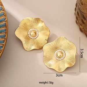 Boucles d'oreilles fleurs dorées en acier titane 18k avec perles blanches nacrées