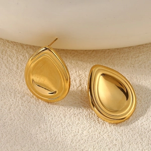 Vue macro de boucles d'oreilles gouttes dorées avec un design poli à double couche creuse