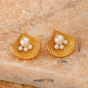 Onregelmatige 18k gouden schelpoorbellen met vier witte parels en gestreepte textuur