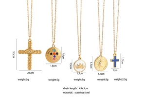 Détail de cinq pendentifs en acier inoxydable doré avec reliefs soleil lune et étoiles
