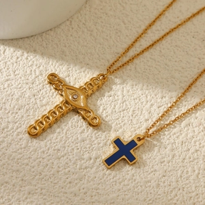 Colliers pendentifs croix couronne vintage avec émail bleu et chaîne dorée fine