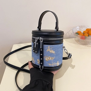 Sac seau cylindrique tendance avec broderie florale bleue et bordure en cuir noir
