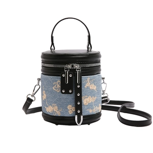 Sac seau en denim bleu avec broderie florale et finitions en cuir noir pour femme