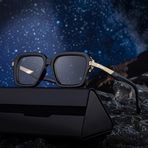 Lunettes de soleil carrées noires pour hommes avec branches dorées et étui rigide