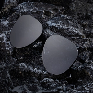 Occhiali da sole polarizzati in nylon con doppio ponte stile aviator su sfondo roccioso