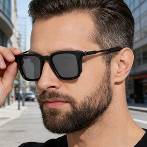 Lunettes de soleil carrées polarisées modernes avec monture noire pour activités de plein air