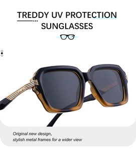 Detail einer eckigen Polarisations-Sonnenbrille mit goldgeriffelten Metallbügeln