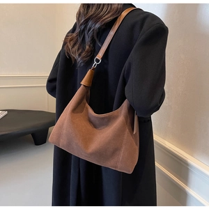 Détails du sac hobo en daim marron avec bandoulière en cuir et boucles argentées