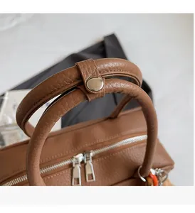 Detailansicht der Bowlingtasche aus Leder mit silbernem Reißverschluss und Druckknopf