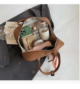 Draufsicht auf braune Lederhandtasche mit geräumigem Innenraum für Alltagsgegenstände