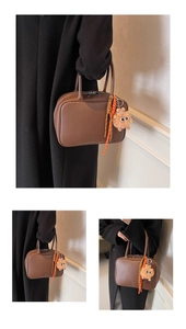 Detailansicht der braunen Bowling-Tasche mit Lederprägung und Teddybär-Anhänger