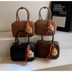 Lederhandtaschen mit Litschi-Muster in vier Farben und Plüschpuppen-Anhänger