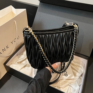 Elegante borsa a spalla in pelle nera matelassé con tracolla a catena dorata donna