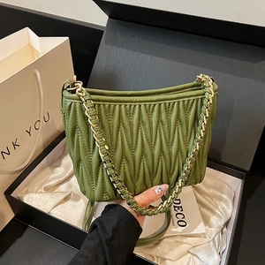 Borsa a tracolla matelassé verde oliva con catena dorata in confezione regalo