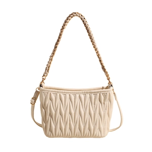 Elegante borsa sottobraccio in pelle trapuntata crema con tracolla a catena dorata